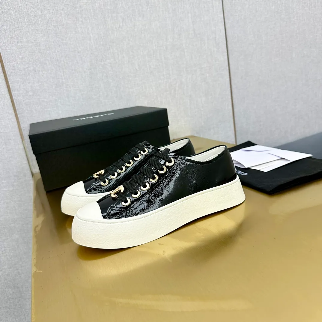P440👟👟 Top version, original quality! ! ! Chanel Chanel - 2024 biscuit shoes, the top casual sports shoes in the counter, this classic design; the upper is electro-embroidered with a variety of craftsmanship; the outsole is fashionable and sporty; the unusual inclusion of a variety of color elements... The diversified mix and match is very good-looking and versatile, casual, fashionable, sports and outdoor can be taken into account... ꫛꫀꪝ Go➫ Material: ❶Upper made of: original first-layer cowhide ❷Inside made of: sheepskin ❸Outsole is based on: original TPU combination outsole, full set of boutique packaging for women 35–40